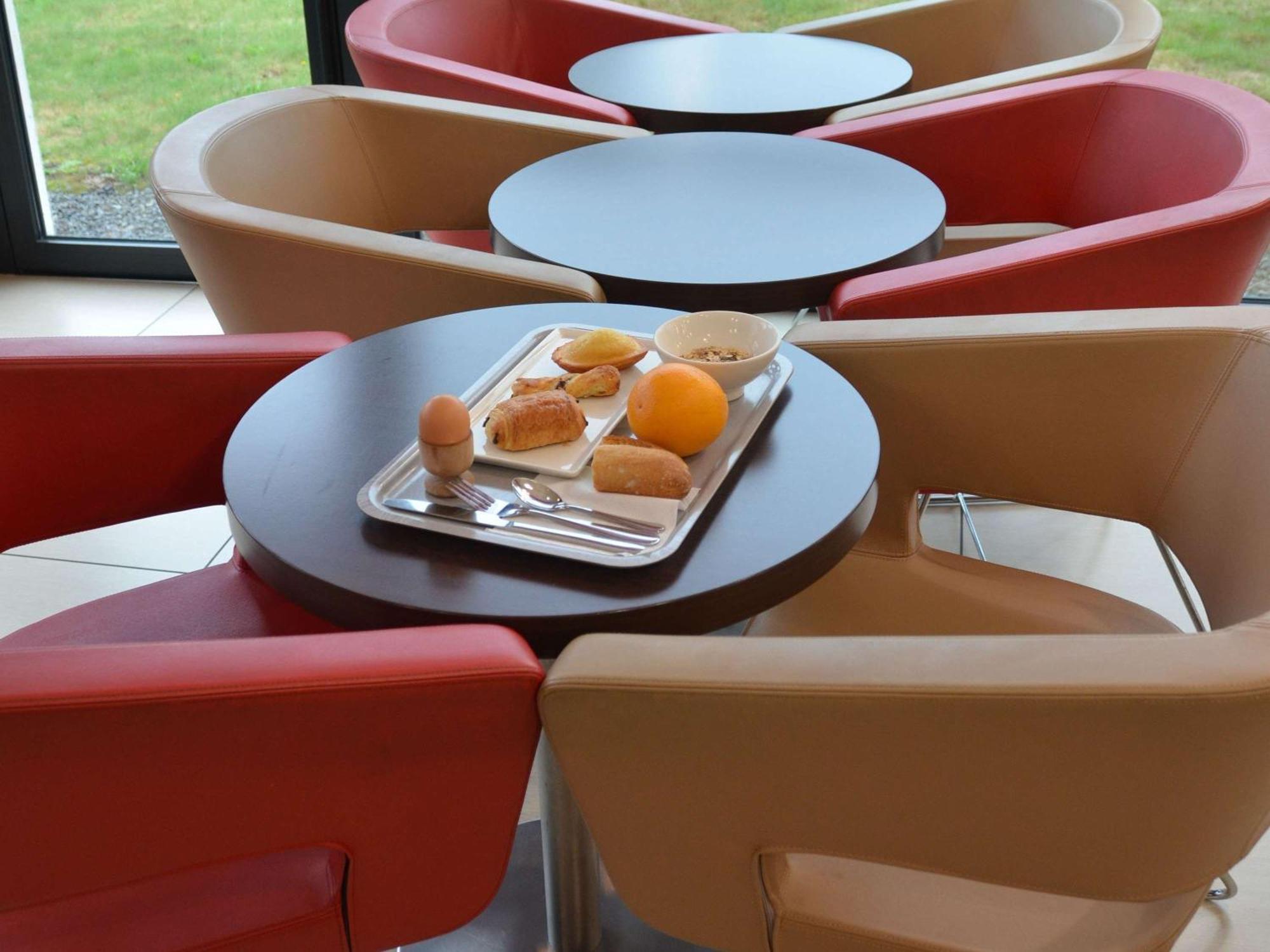 Hotel Ibis Guingamp Coeur De Bretagne Ploumagoar Esterno foto