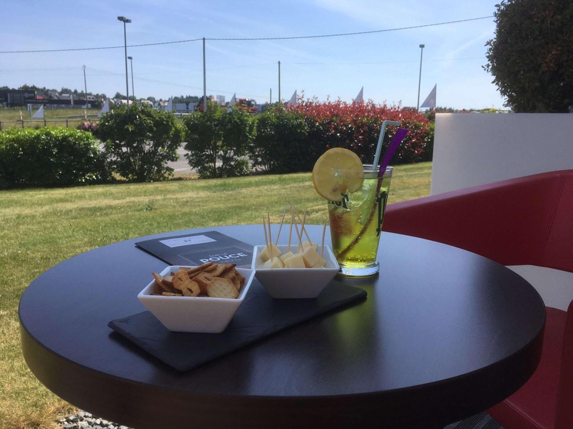 Hotel Ibis Guingamp Coeur De Bretagne Ploumagoar Esterno foto